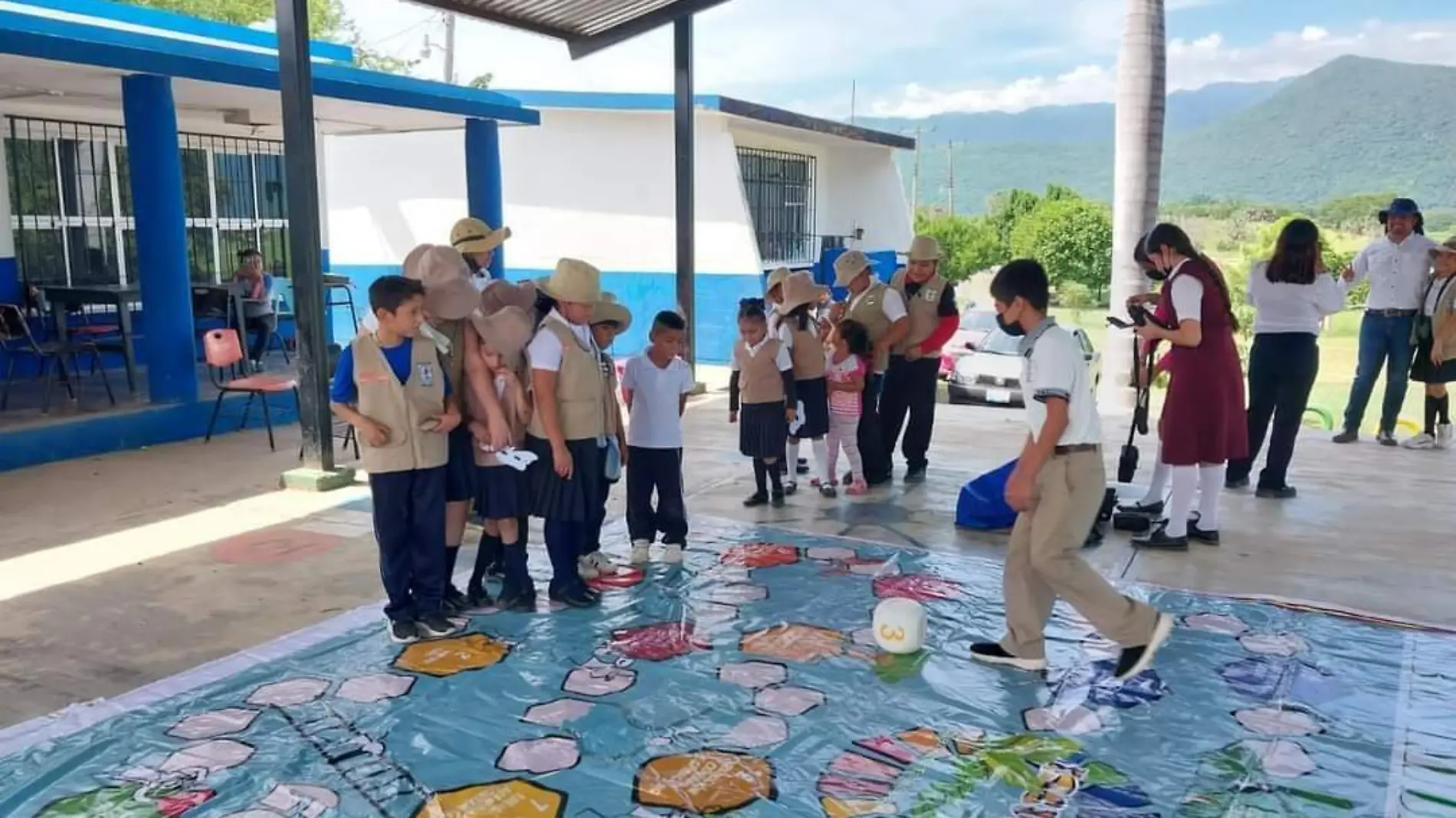 Alumnos de la Escuela Secundaria General "Aarón Sáenz Garza", de Gómez Farías, Tamaulipas 